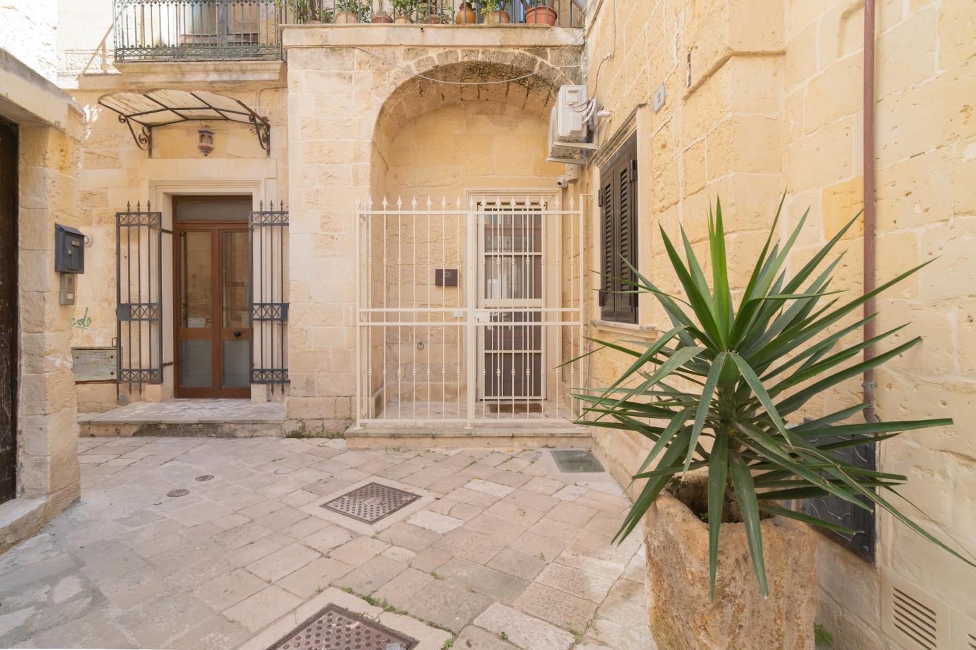 Dimora Barocca Apartment Irene Lecce Exterior foto